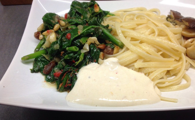 Spinat mit Knoblauch, Chili, Rosinen und Pinienkernen