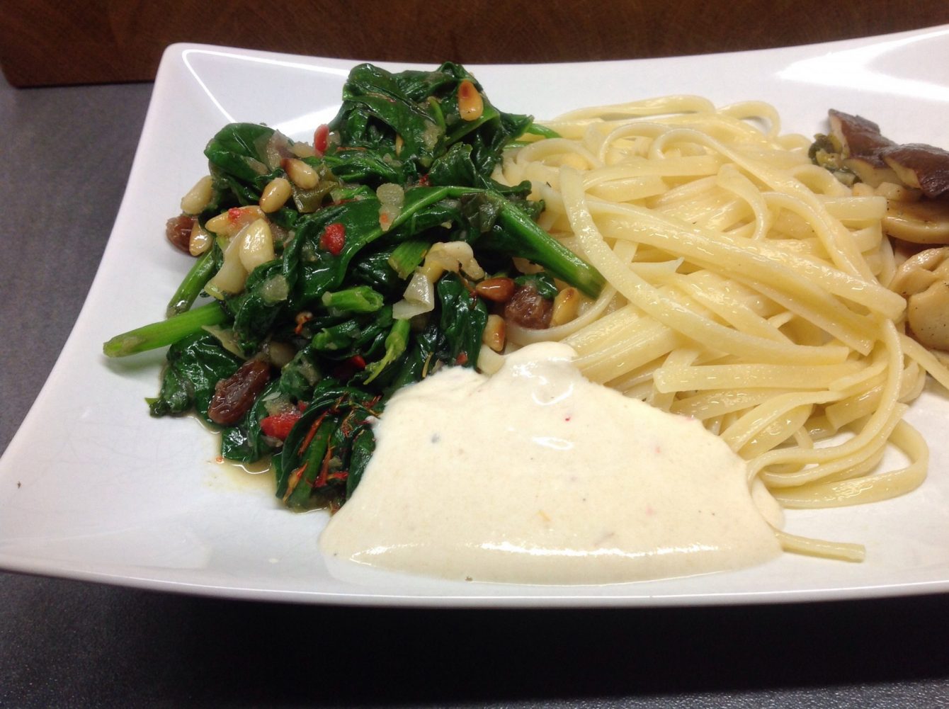 Spinat mit Knoblauch, Chili, Rosinen und Pinienkernen