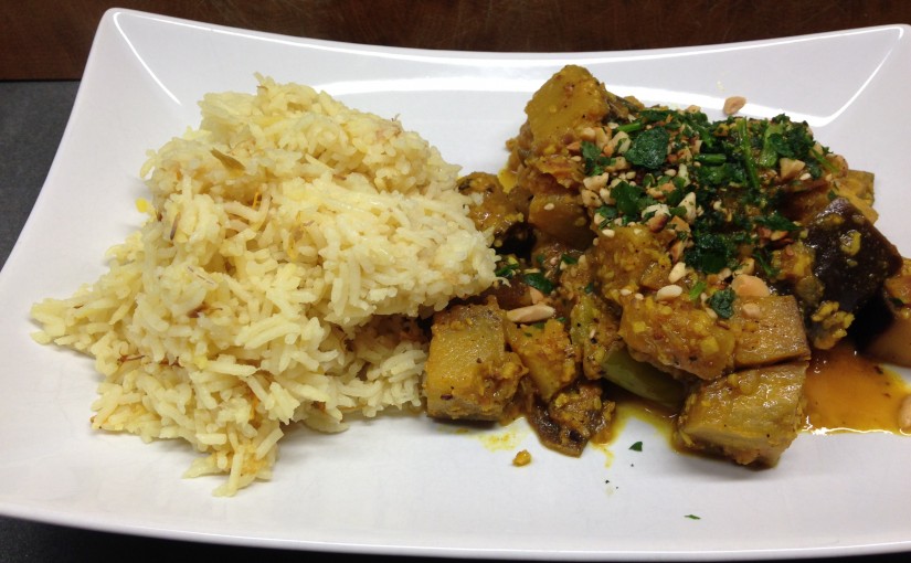 Auberginen Curry mit grünen Pfefferschoten in Erdnuss Kokos Tamarinden Soße