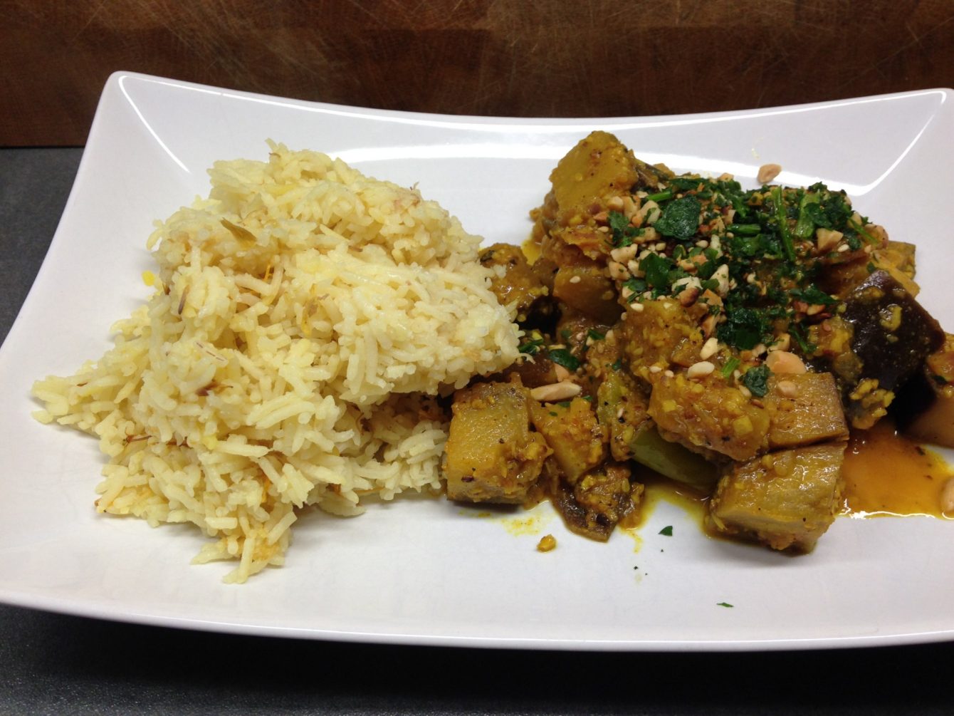 Auberginen Curry mit grünen Pfefferschoten in Erdnuss Kokos Tamarinden Soße