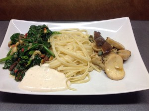 Spinat mit Knoblauch, Chili, Rosinen und Pinienkernen Mit Linguine und Kräuterseitlinge