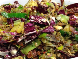 Gebackene Kartoffeln mit Lauch, getrockneten Tomaten mit Mandeloliven und Radicchio