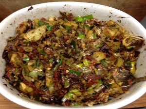 Gebackene Kartoffeln mit getrockneten Tomaten mit Mandeloliven und Radicchio