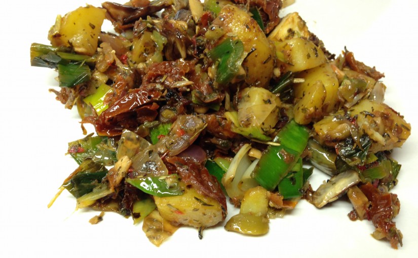 Gebackene Kartoffeln mit Lauch, getrockneten Tomaten mit Mandeloliven und Radicchio
