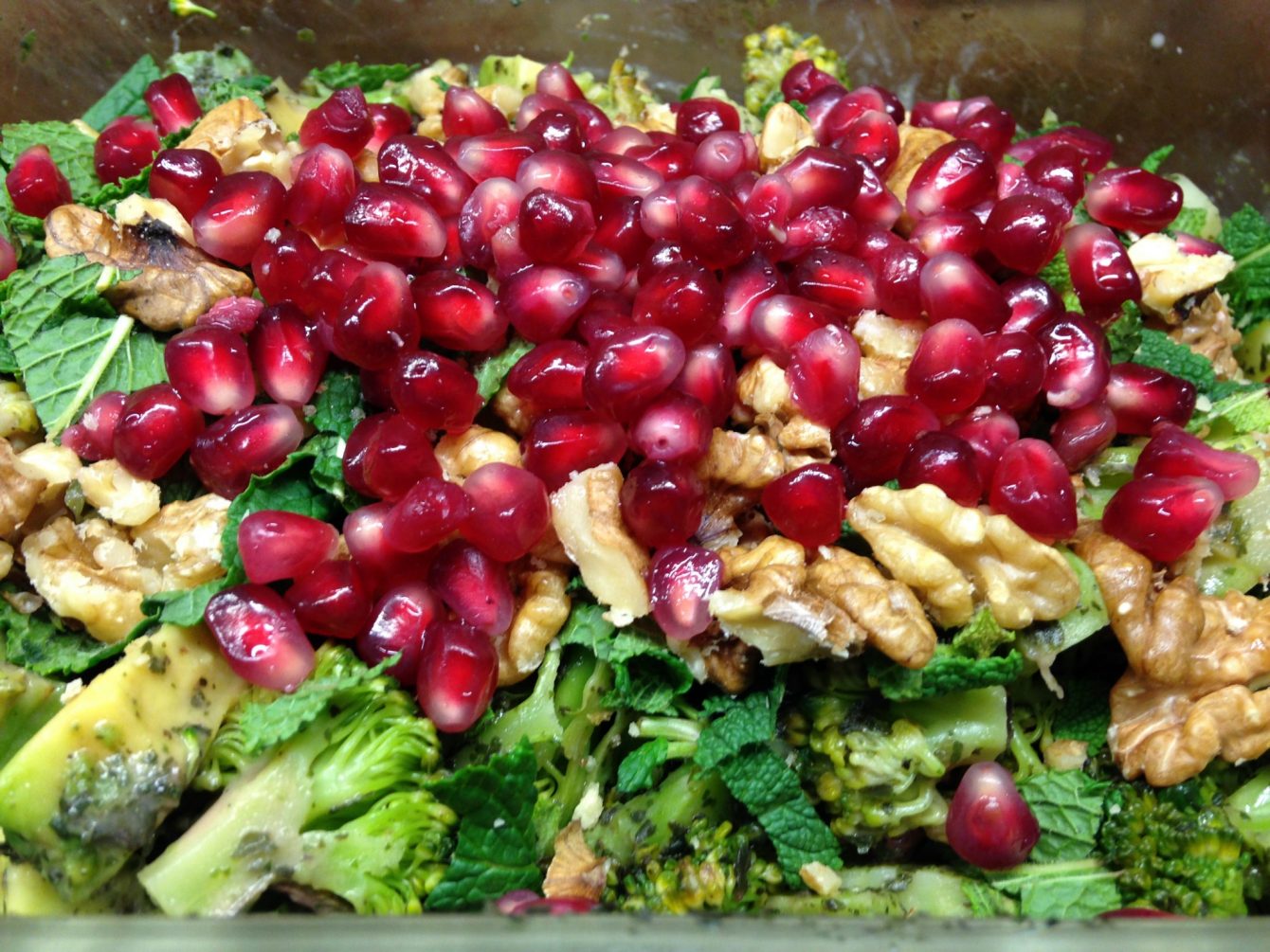 Brokkoli Avocado Salat mit Walnuss-Granatapfel-Minze Drssing