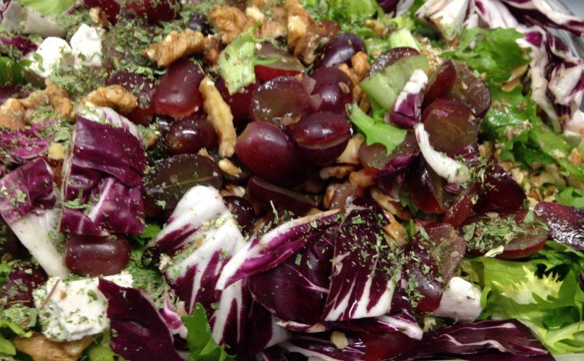 Frisee Salat mit Radicchio, Walnüssen, Trauben und Minze mit Haselnuss-Cranberry Vinaigrette