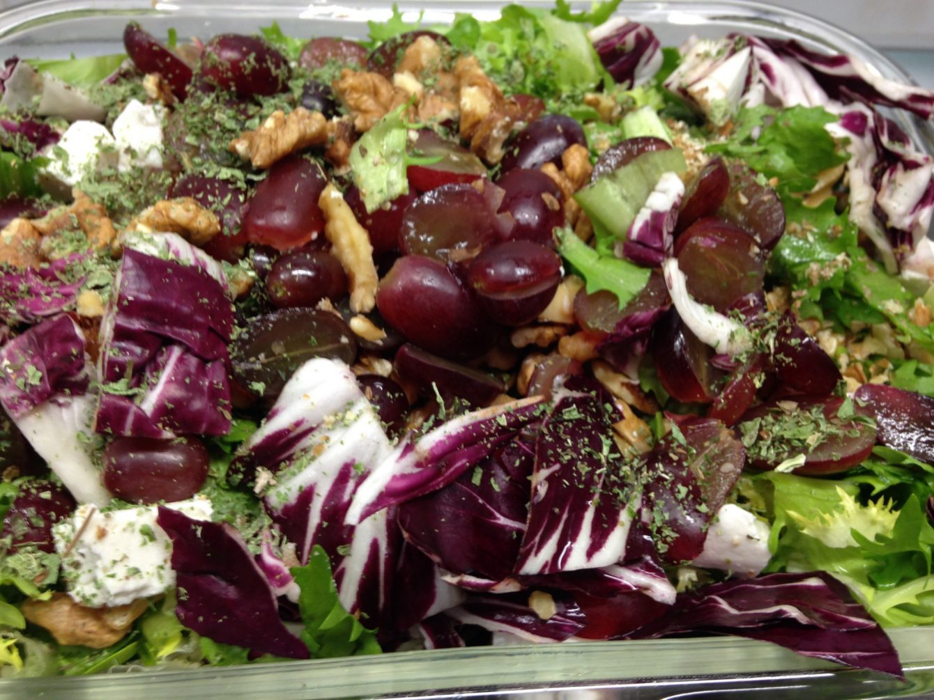 Frisee Salat mit Radicchio, Walnüssen, Trauben und Minze mit Haselnuss-Cranberry Vinaigrette