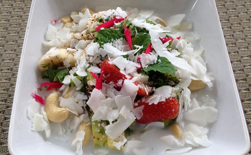 Erdbeeren Banane Avocado mit Cranberry Kokos Cashew Minze und Ananassalbei Blüten