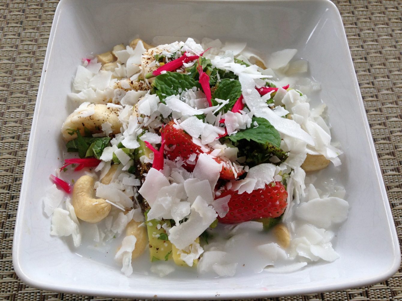 Erdbeeren Banane Avocado mit Cranberry Kokos Cashew Minze und Ananassalbei Blüten