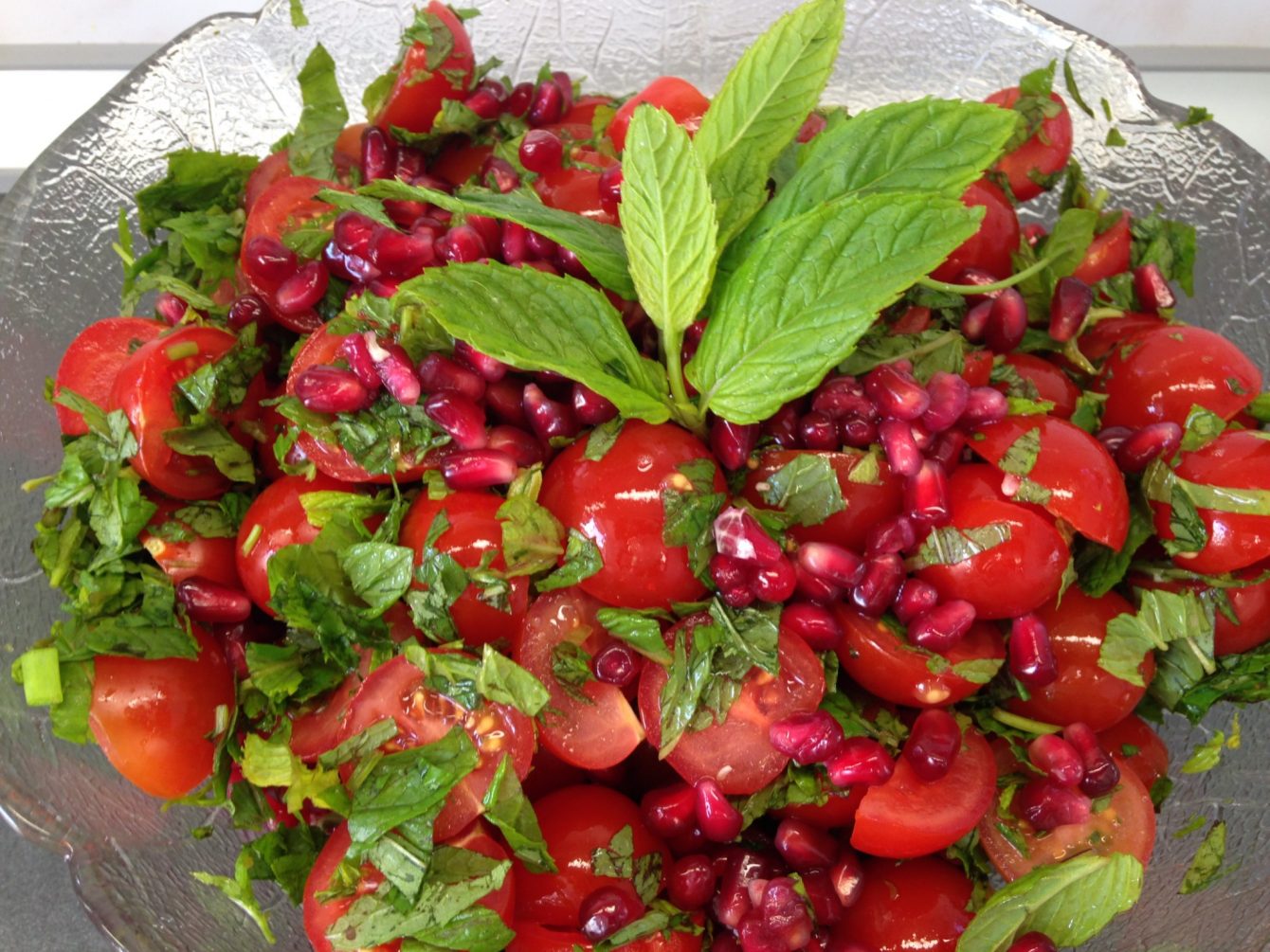 Tomatensalat mit Granatapfelkernen und Minze