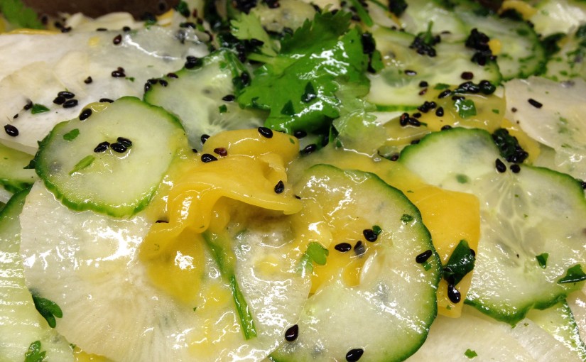 Schwarzer Rettich mit Gurke, Mango, Ingwer, schwarzem Sesam und Koriander