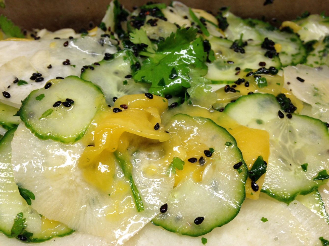 Schwarzer Rettich mit Gurke, Mango, Ingwer, schwarzem Sesam und Koriander