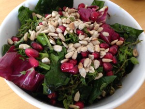 Radicchio Spinat Salat mit Granatapfelkernen und Sonnenblumenkernen