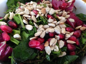 Radicchio Wildkräuter Salat mit Granatapfelkernen und Sonnenblumenkernen