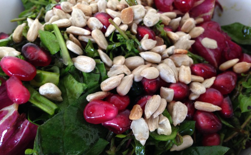 Radicchio Wildkräuter Salat mit Granatapfelkernen und Sonnenblumenkernen