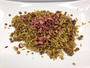 Persischer Linsenreis mit Rosinen, Datteln, Pistazien und gerösteten Zwiebeln