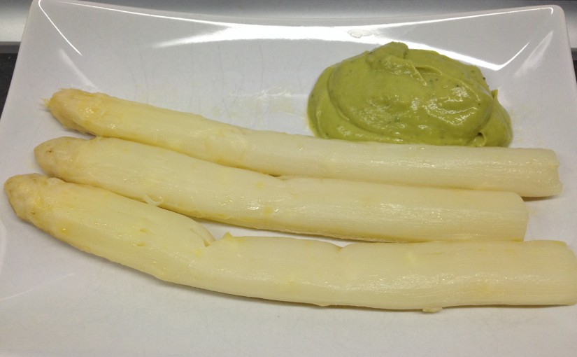 Spargel mit Avocado Hollandaise
