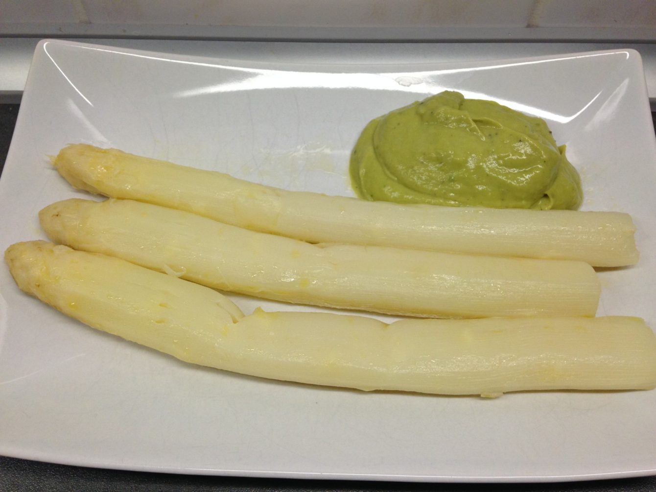 Spargel mit Avocado Hollandaise