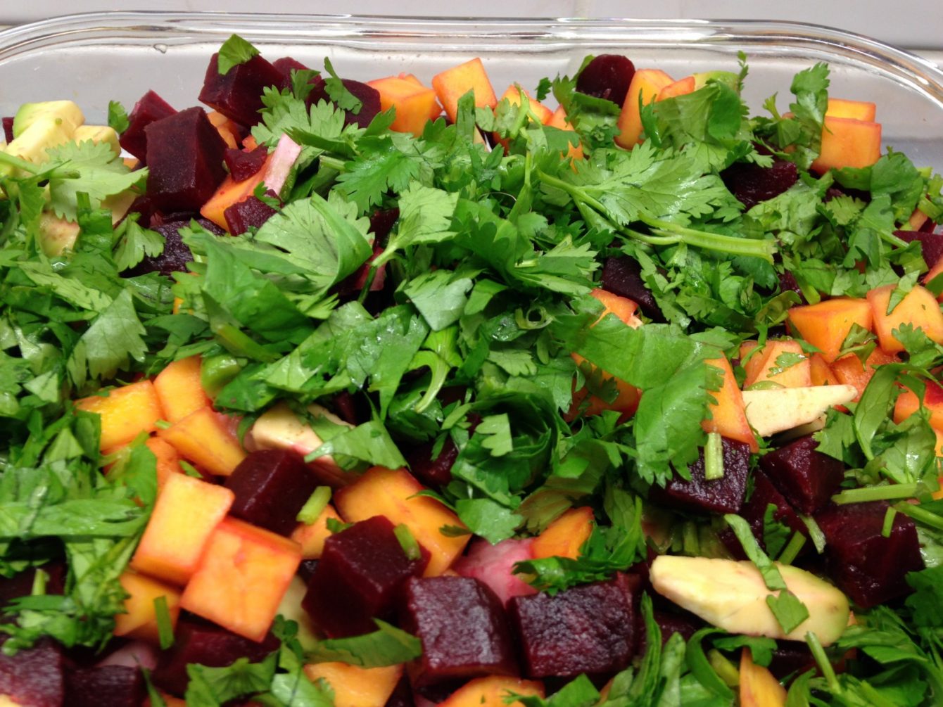 Rote Bete Mango Avocado Salat mit Rettich und Soja Wasabi Gari Ingwer Dressing