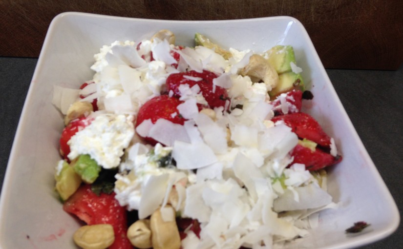 Erdbeeren mit Minze, Avocado, Cashew und Kokos