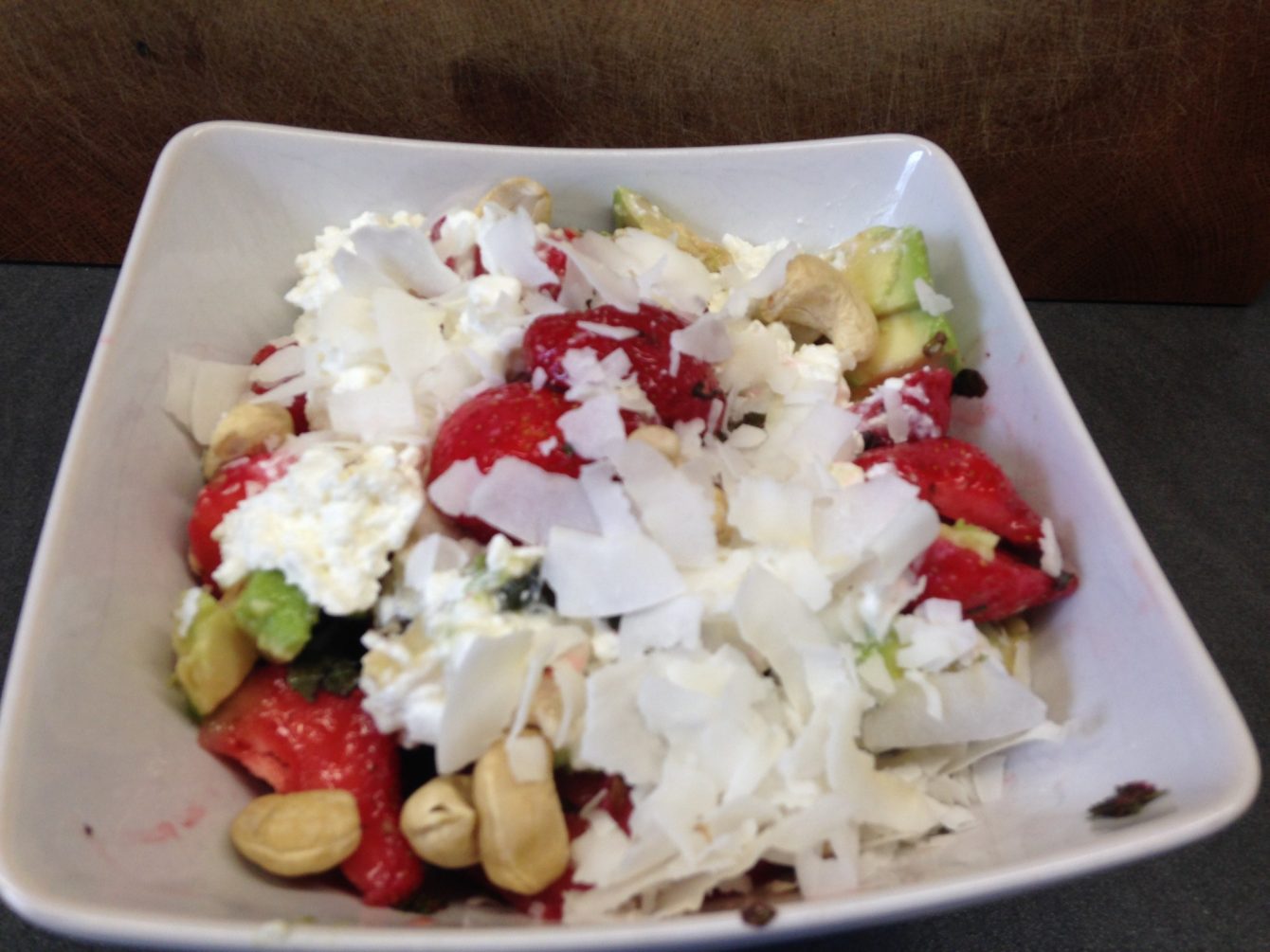 Erdbeeren mit Minze, Avocado, Cashew und Kokos