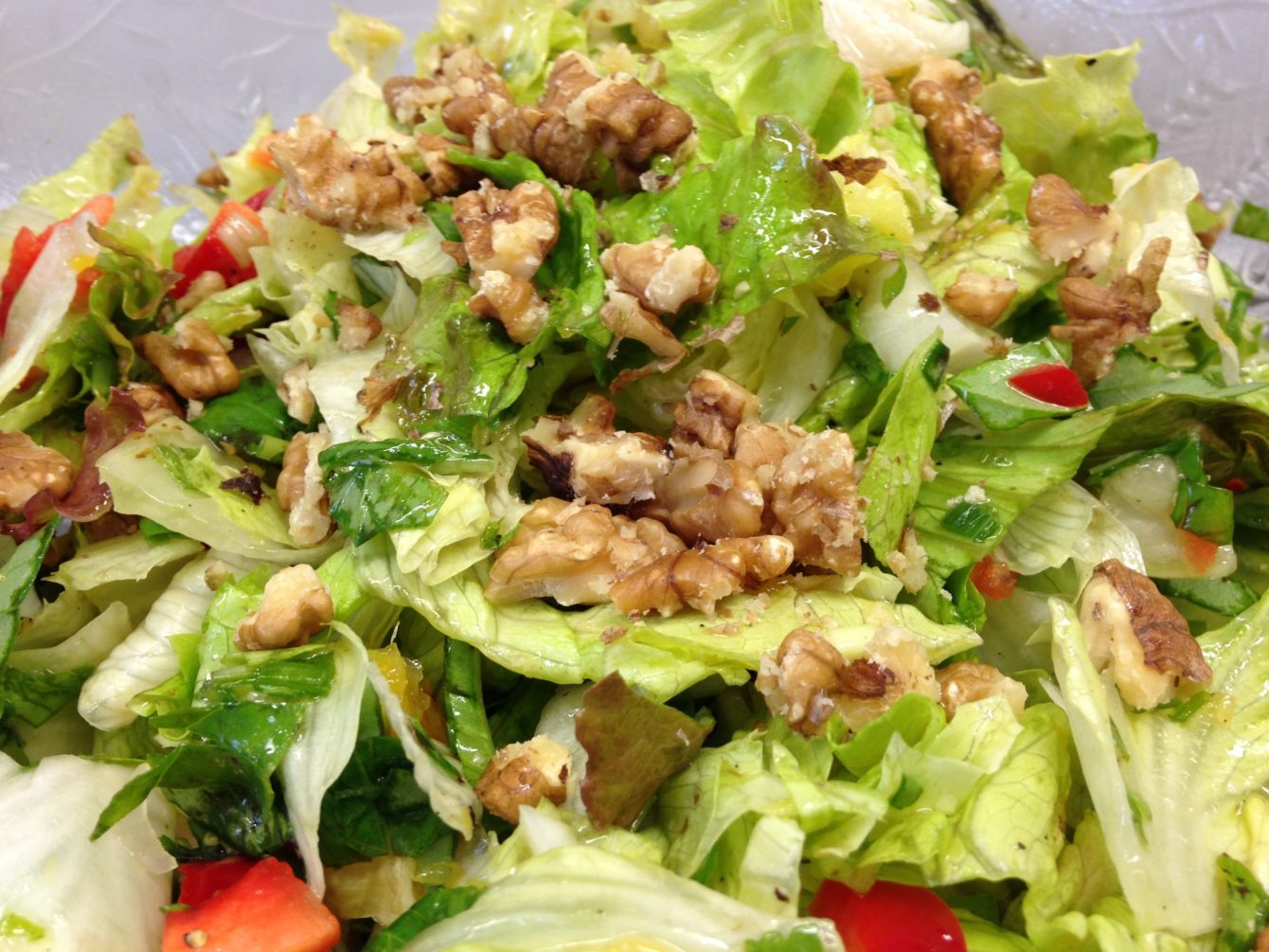 Eichblattsalat mit Orangenfilet, Walnüssen, Paprika und Basilikum