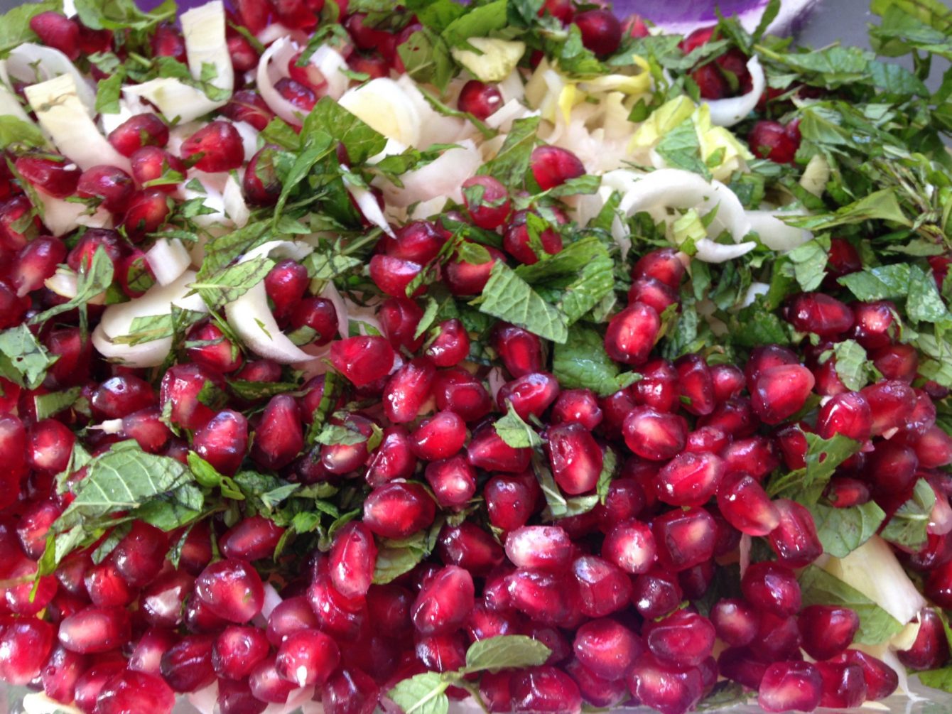 Quinoa Chicorée Salat mit Granatapfelkernen und Walnüssen