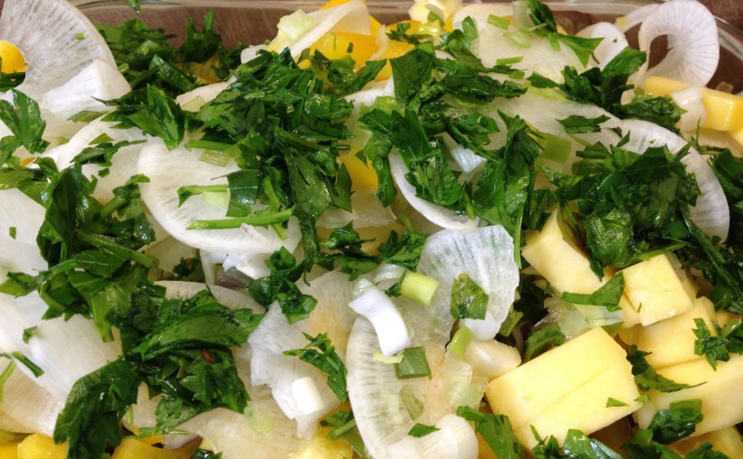 Blattsalat mit Rettich, Mango, Paprika und Kürbiskernen