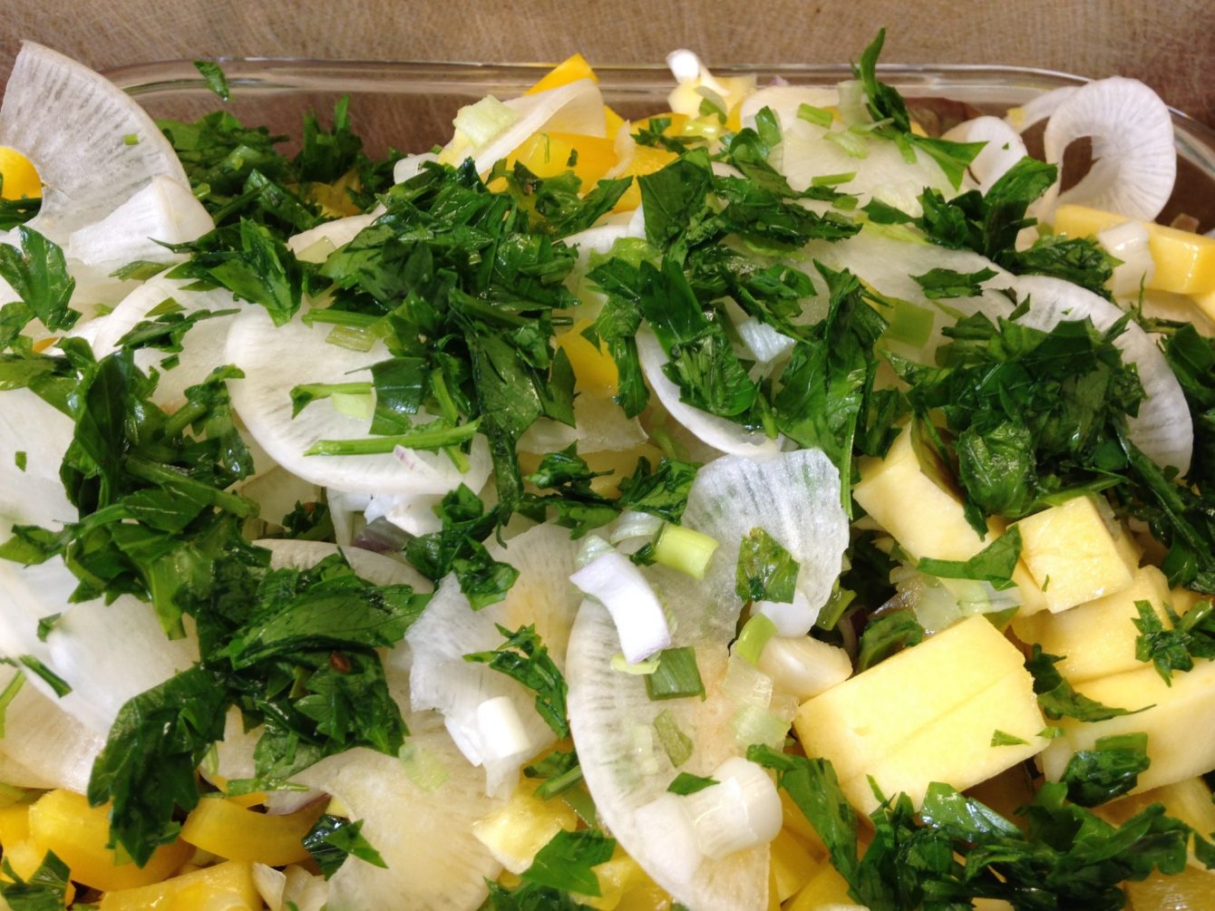 Blattsalat mit Rettich, Mango, Paprika und Kürbiskernen