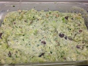 Gurkensalat mit Joghurt, Rosinen, Walnüssen und Minze