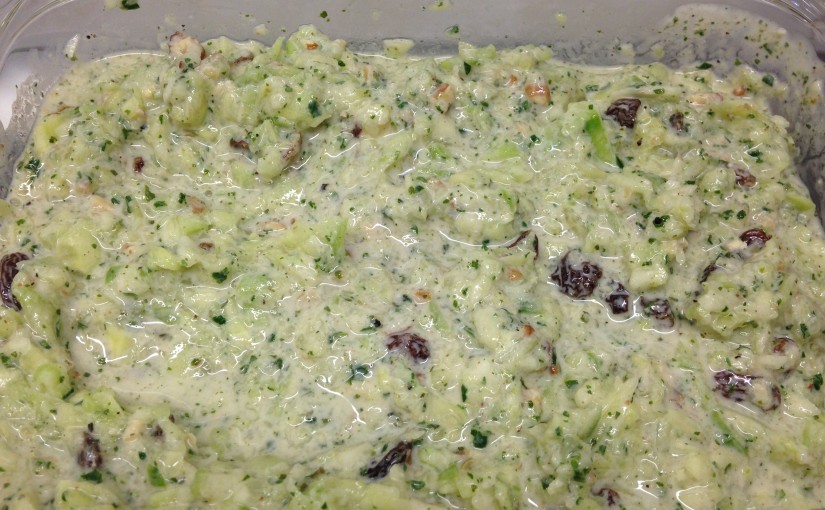 Gurkensalat mit Joghurt, Rosinen, Walnüssen und Minze