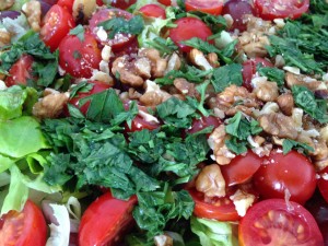 Blattsalat mit Trauben, Tomaten, Walnüssen und Minze