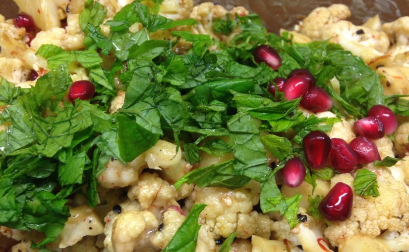 Gerösteter Blumenkohl Salat mit Granatapfelkernen, Sesam und Minze