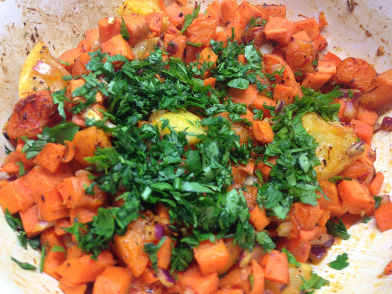 Möhrensalat mit Aprikosen, Honig, Harissa und Salzzitronen