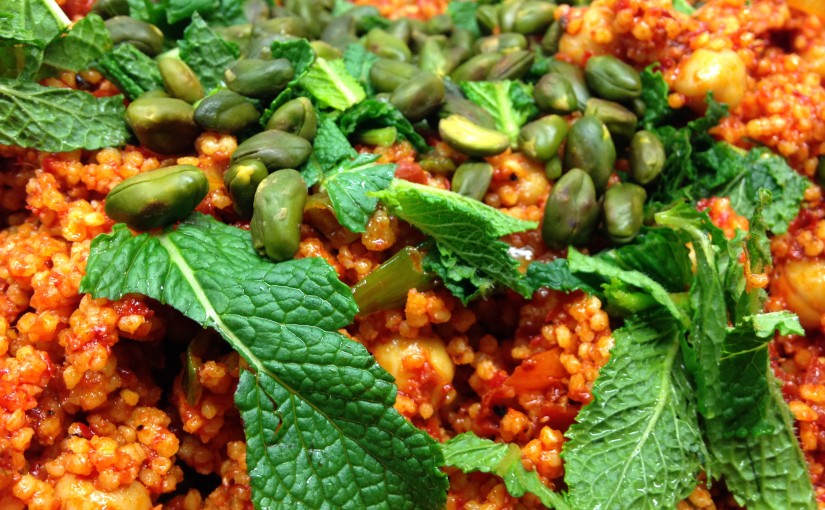Gewürzhirse Taboulé mit Frühlingszwiebeln, Kichererbsen, Rosinen, getrockneten Tomaten, Pistazien und Minze