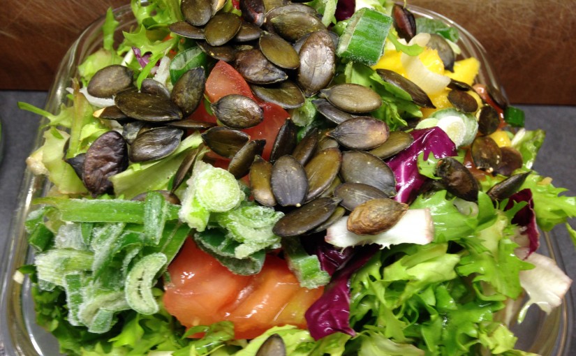 Blattsalat mit Mango, Tomaten und Kürbiskernen