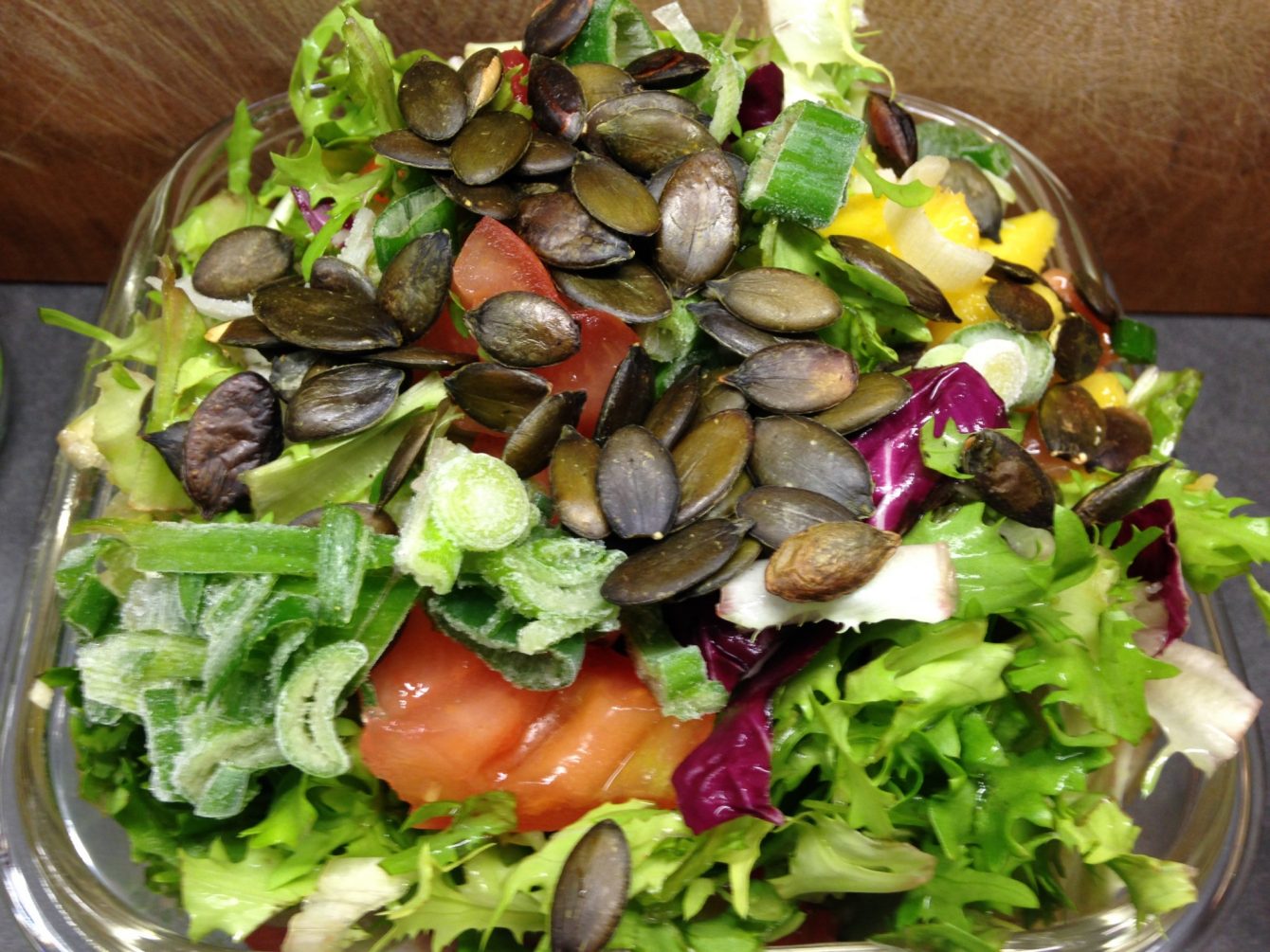 Blattsalat mit Mango, Tomaten und Kürbiskernen