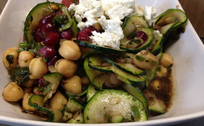 Gurkensalat mit Kichererbsen, Tomaten, Feta und Granatapfelkernen