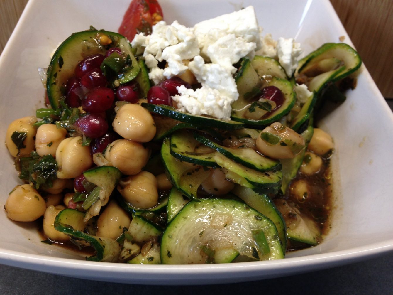 Gurkensalat mit Kichererbsen, Tomaten, Feta und Granatapfelkernen
