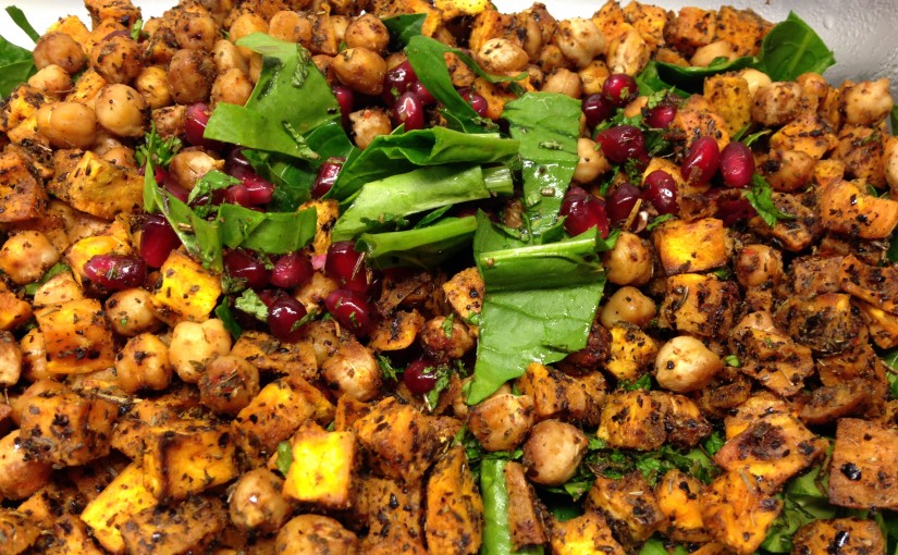 Salat aus gerösteten Kichererbsen und Süßkartoffeln mit Spinat, Granatapfelkernen und Tahini-Dressing