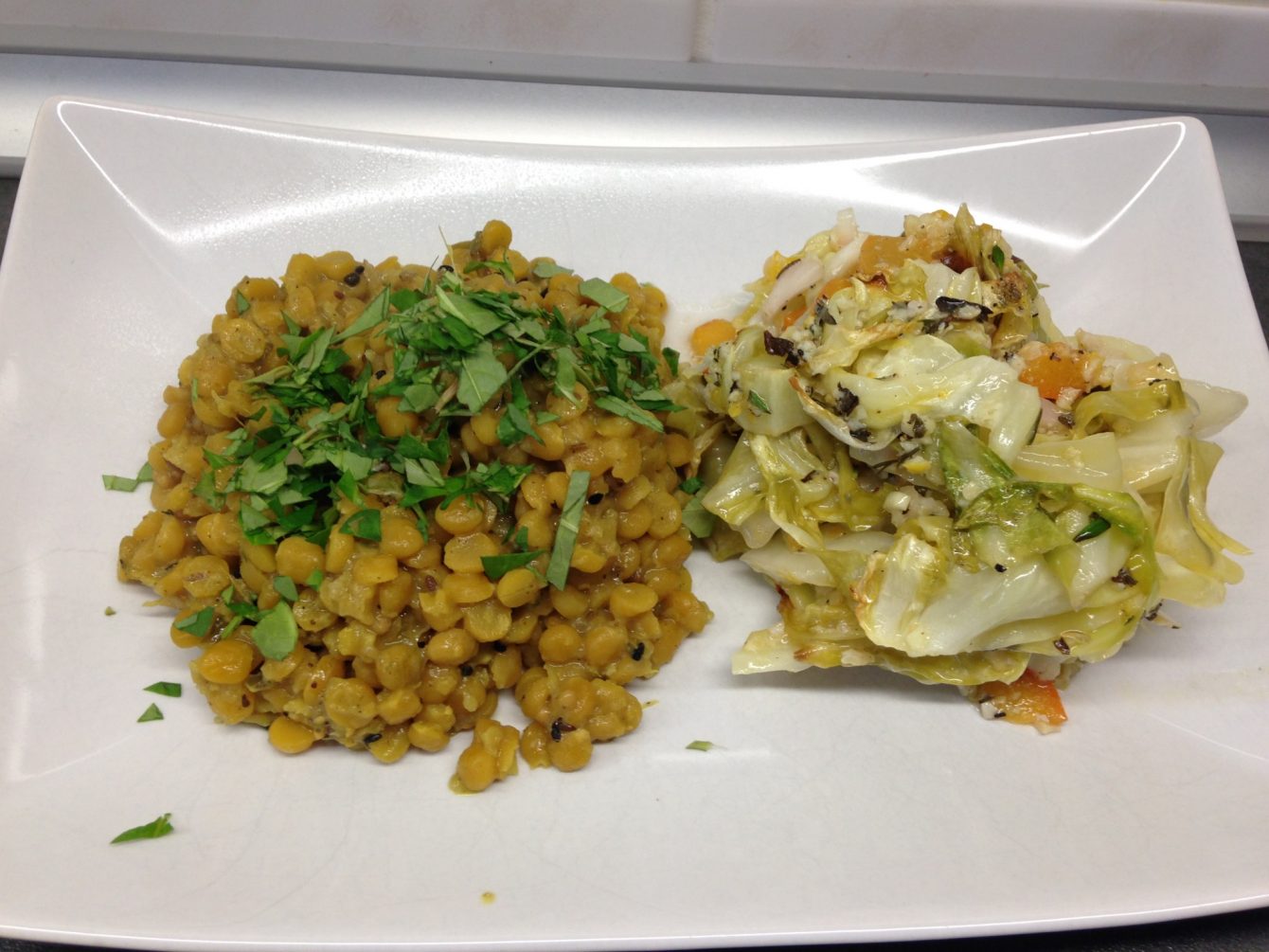 Gebackener marinierter Aprikosen Spitzkohl mit Kokos-Linsen und Koriander