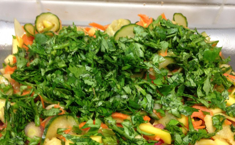 Gurken-Möhren Mango Salat mit Sesam-Soja-Dressing