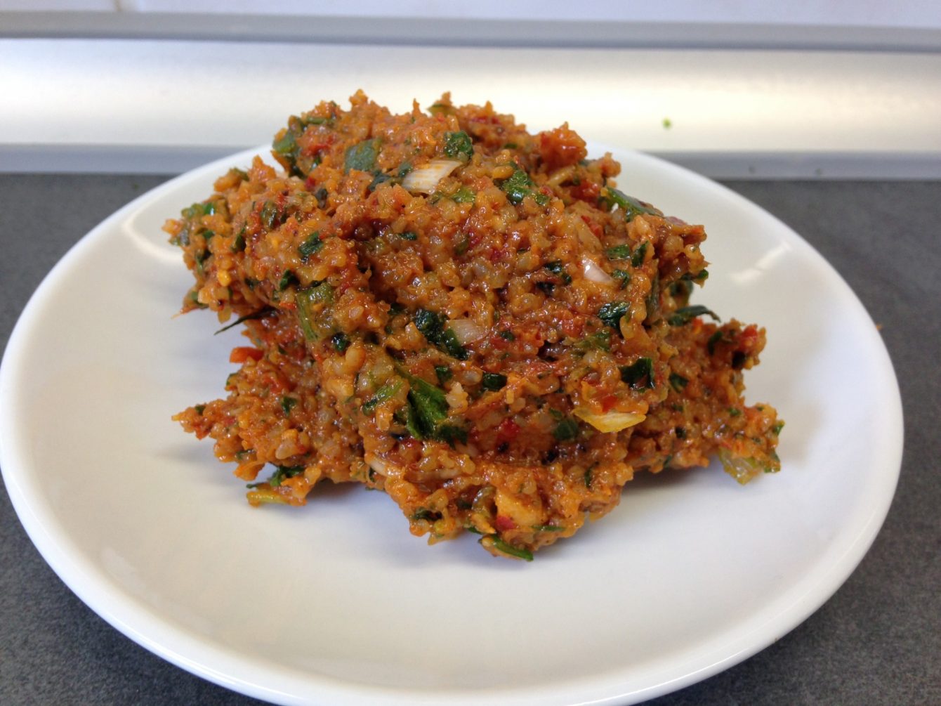 Kisir mit geröstetem Sesamöl und Granatapelsirup