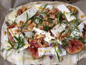 Flammkuchen mit Feigen, Ziegenkäse, Walnüssen und Rosmarin