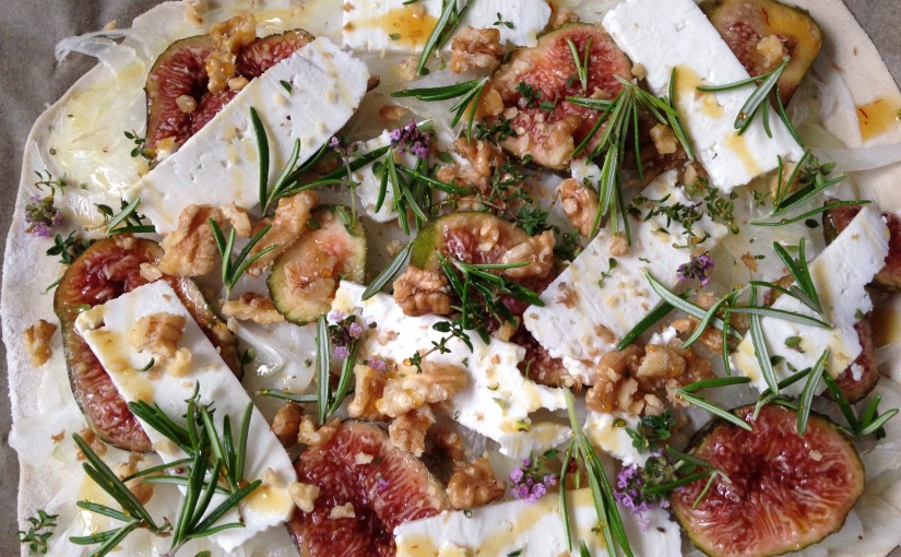 Flammkuchen mit Feigen, Ziegenkäse, Walnüssen und Rosmarin