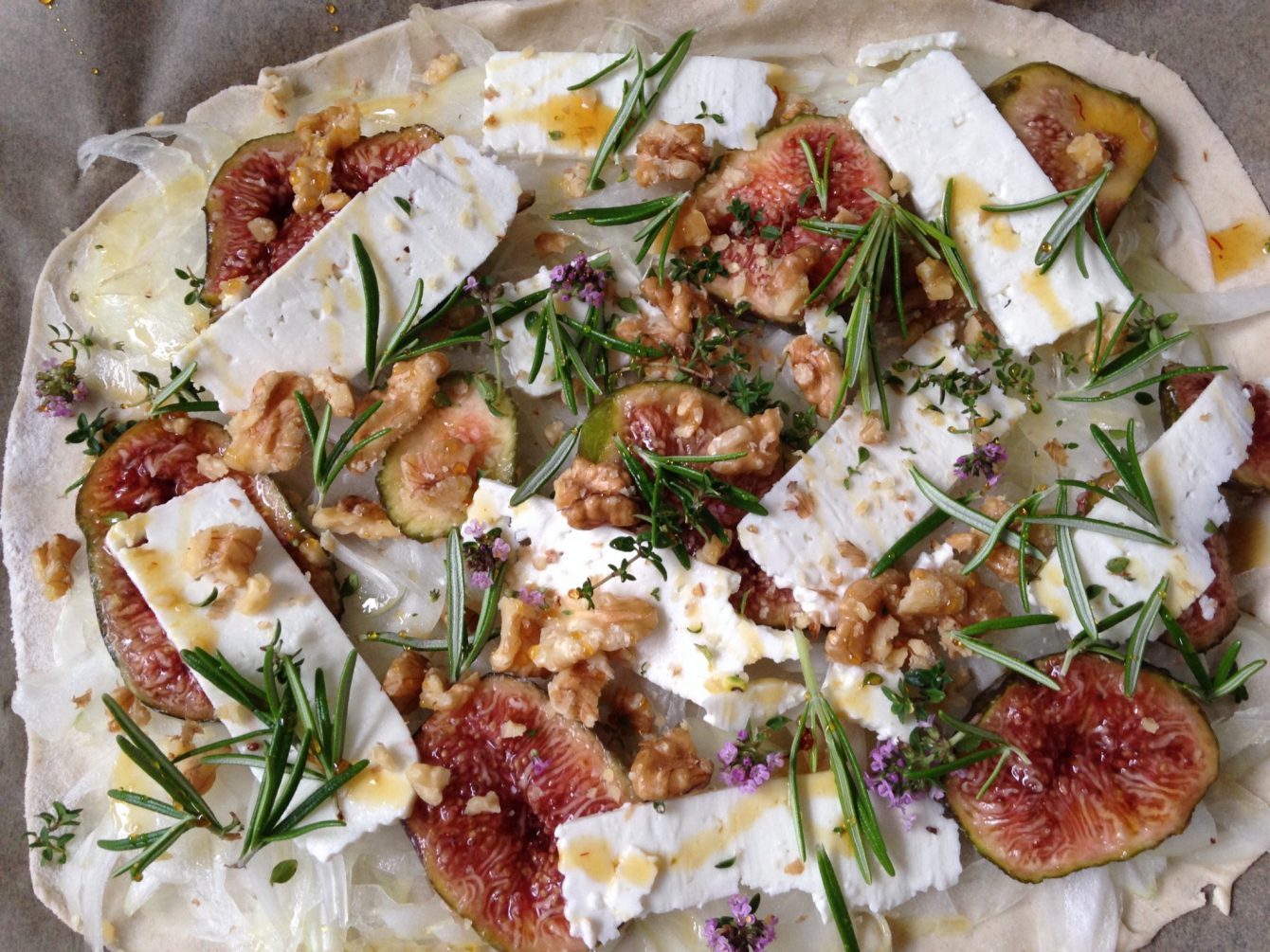 Flammkuchen mit Feigen, Ziegenkäse, Walnüssen und Rosmarin