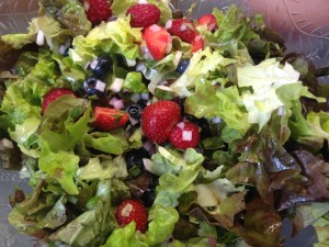 Blattsalat mit Beeren und Erdbeer Vinaigrette und Schafskäse