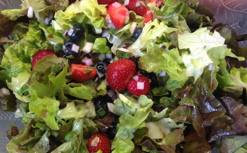 Blattsalat mit Beeren und Erdbeer Vinaigrette und Schafskäse