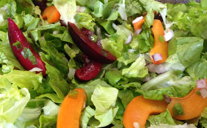 Blattsalat mit Rettich, Pflaumen und Aprikosen Vinaigrette