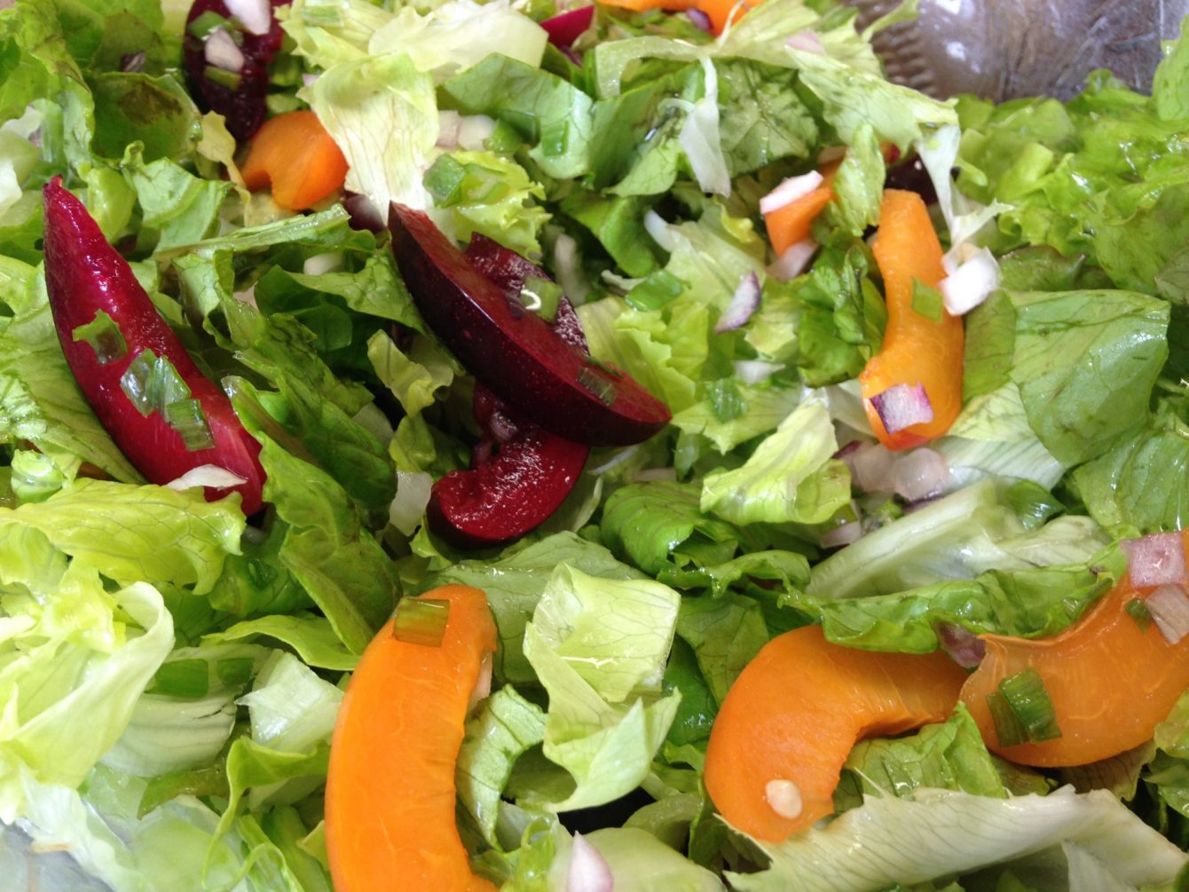Blattsalat mit Rettich, Pflaumen und Aprikosen Vinaigrette